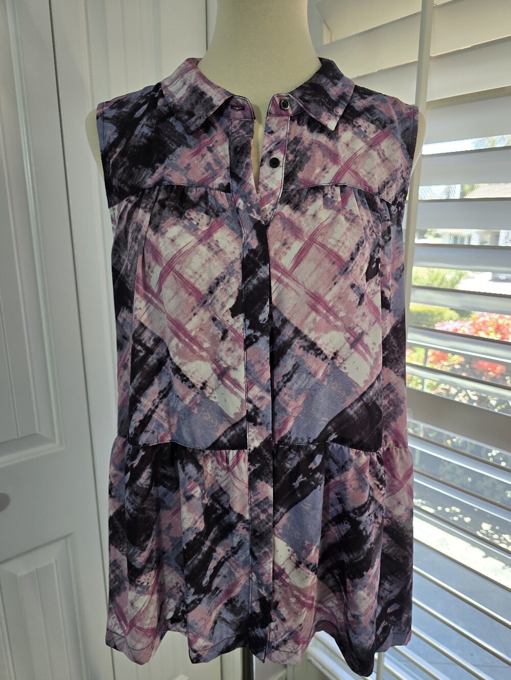 Simply Vera Sleeveless Button Front Purple Plaid Print Blouse (NWT)